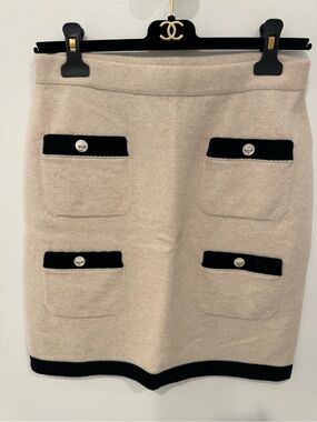 CHANEL Fall Winter 2025 25K Runway Beige and Black Cashmere Skirt Size 38